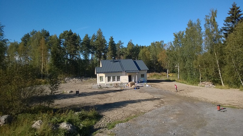 Kuvan oikeanpuolen alanurkkaan tulee autotalli.