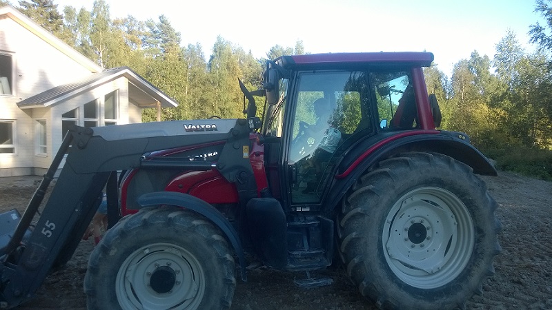 Onneksi pojat auttavat niin kauan kun saa ajaa traktorilla.