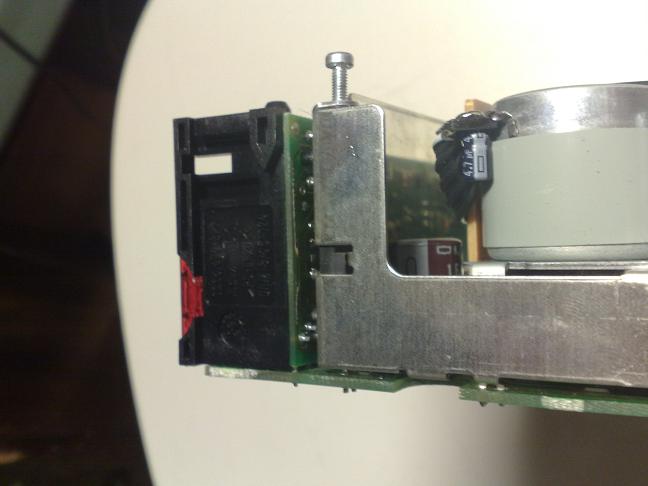 Tuo pystyssä oleva piirilevy pitää kolvata irti.