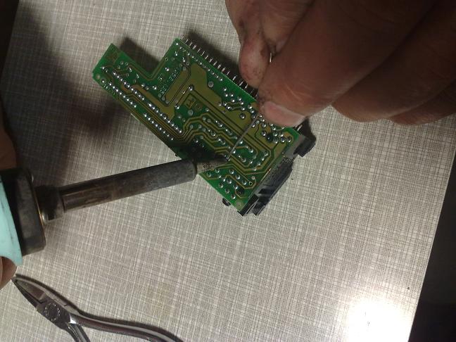 Tästä piirilevystä pitää kolvata katkenneet/palaneet yhteydet. Tuohon piti laitaan kolvata pätkä johtoa ja tippa tinaa tuohon kohtaa minkä loudlinkin kaveritkin neuvoi.