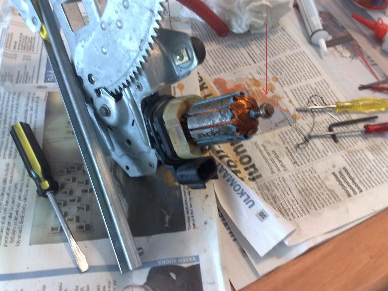 Osat takaisinpäin menossa. Kannattaa muuten irroittaa tuo nuolen osoittama kupari laakeri tuosta akselin päästä ennen tätä vaihetta ja asentaa se takaisin omalle paikalleen moottorin kuoren sisään.