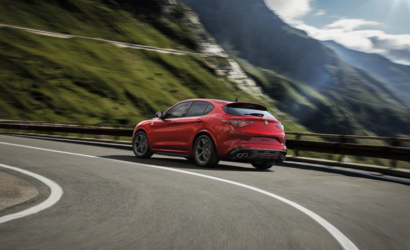 2018-Alfa-Romeo-Stelvio-104-876x535.jpg