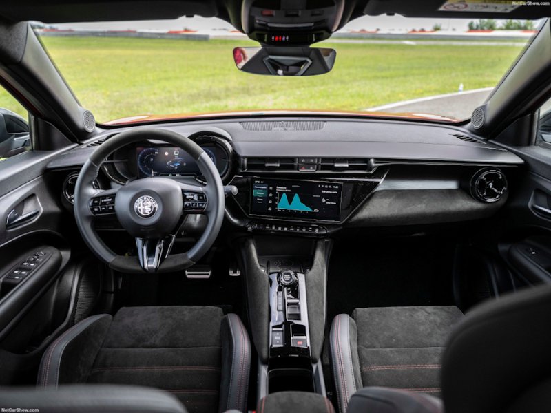 Alfa_Romeo-Junior-2025-Interior.c465a3af (1).jpg