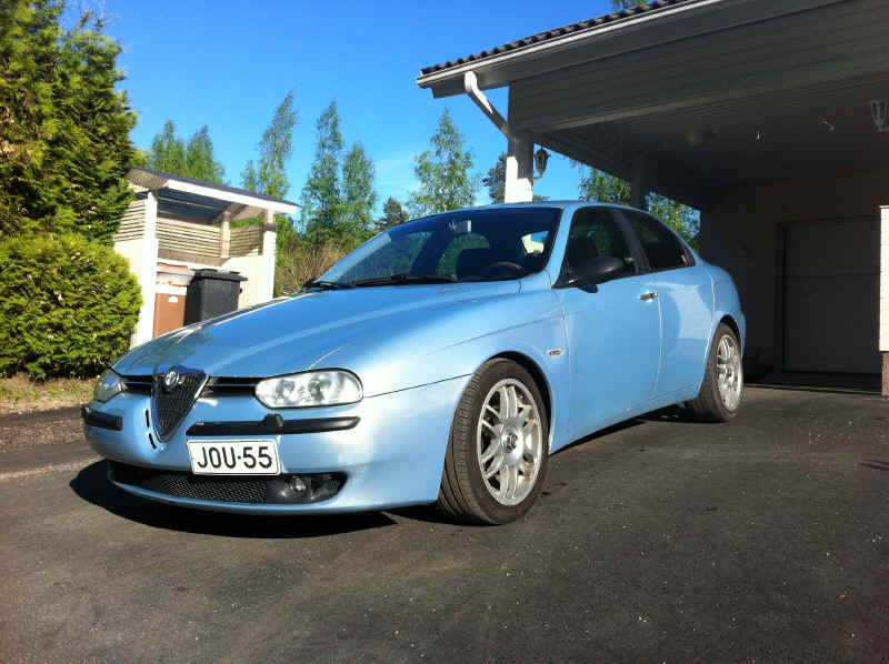 Tuli sitten pestyä myös pikkubusso eli Azzurro Nuvola värinen 156 2.5l V6. Kovasti sininen tästä kulmasta tässä valossa.