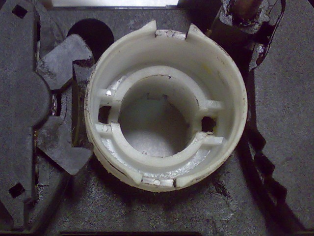 Modifikaation jälkeen. Ylempi kynsi onnistui loistavasti kerralla. Alempi on kuvassa liian pitkä ja sisäänpäin kääntynyt - se repesi irti koekäytössä.