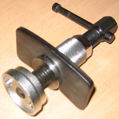 Jarrumännän puristin